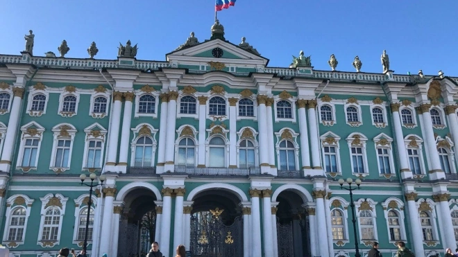 Петербуржцы могут поздравить с Новым годом и Рождеством жителей других городов через видеоэкран на Дворцовой площади