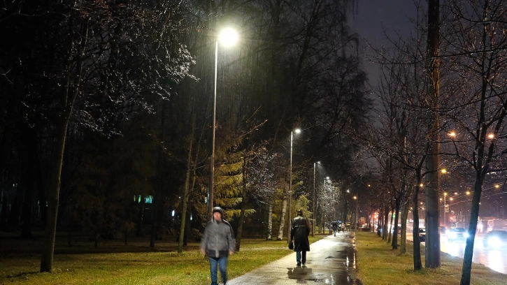 Новое освещение получила пешеходная зона вдоль 2-го Муринского проспекта 