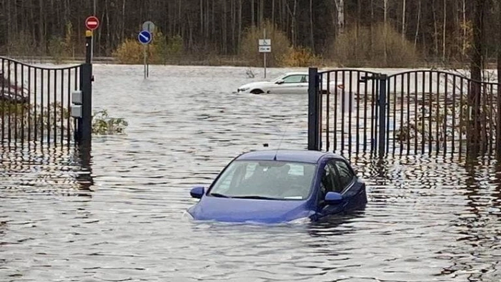 В Сестрорецке затопило парковку жилого комплекса 