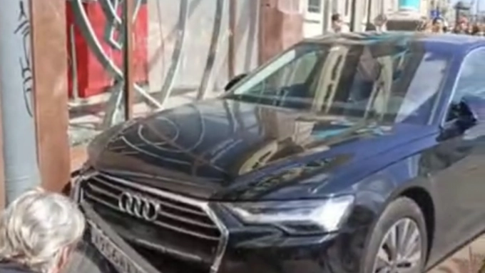 Автомобиль Audi влетел в витрину 
