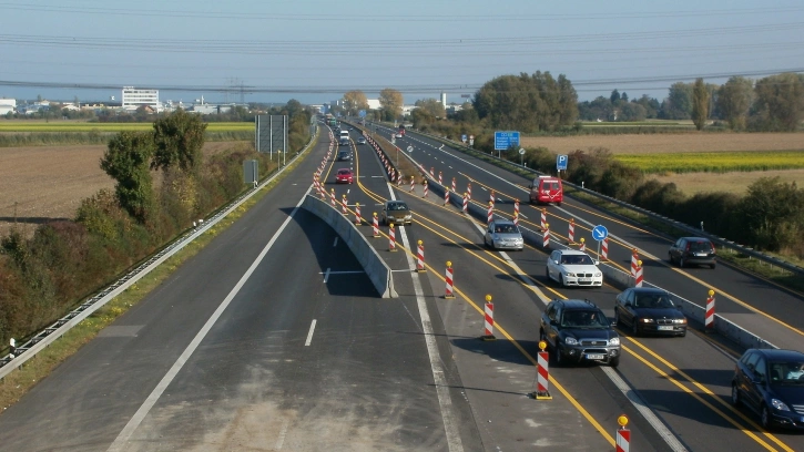 Дорожные работы ограничат скорость движение на КАД в районе вантового моста 