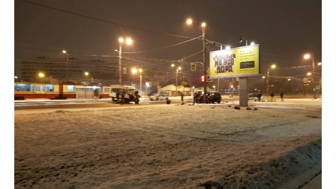 На проспекте Ветеранов столкнулись маршрутка и автомобиль Skoda