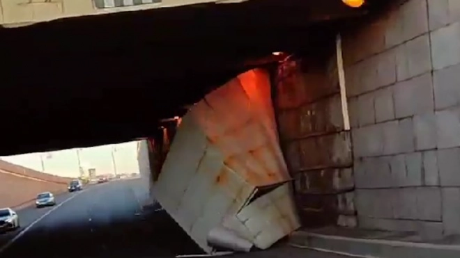 В тоннеле под Литейным мостом отвалилась часть облицовки
