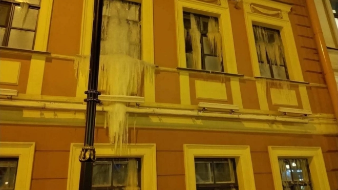 На Фурштатской петербуржцы заметили заросшие сосульками окна дома