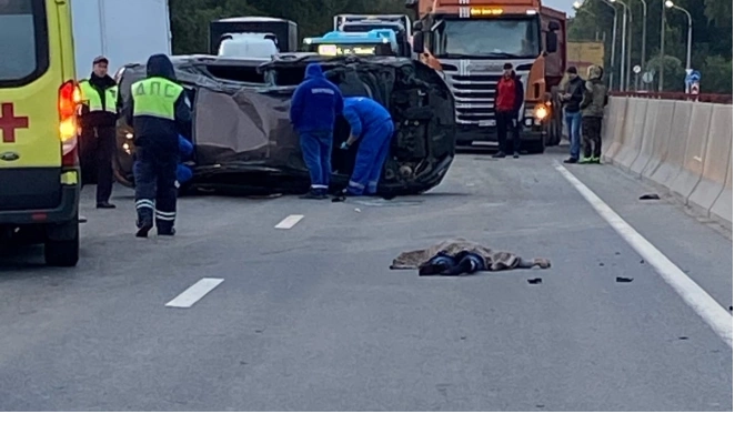 Во время ДТП на Московском шоссе водитель Lada вылетел через лобовое стекло и его переехал автомобиль