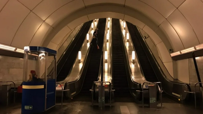На центральных станциях метро Петербурга светильники заменят на современные лампы