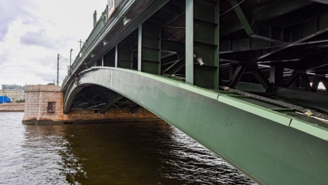 В Петербурге растут пробки из-за закрытия Биржевого моста