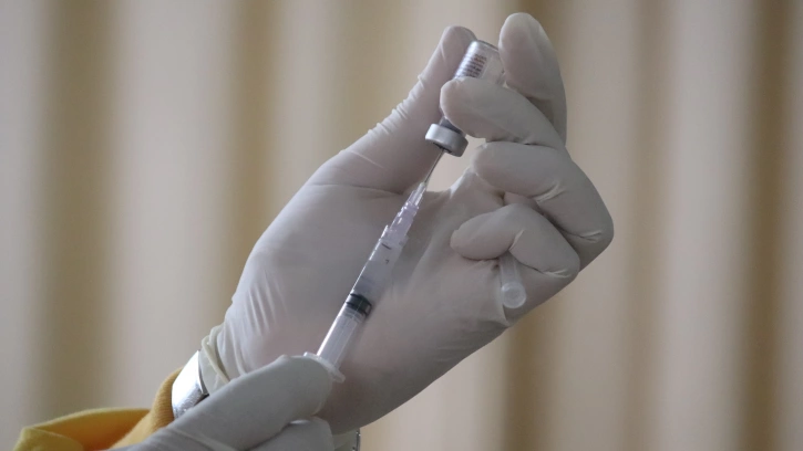Власти Петербурга заявили, что вакцинация от коронавируса для пенсионеров остается добровольной