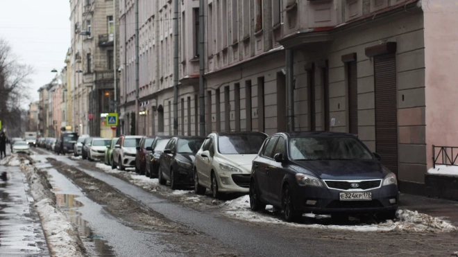 В зоне платной парковки на Петроградской стороне начали устанавливать знаки 