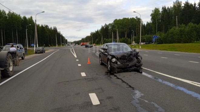 На трассе Р-23 "Псков" пассажир погиб, вылетев в окно после лобового столкновения 