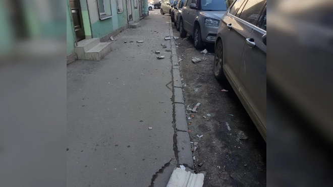 Лепнина обрушилась с фасада здания на Разъезжей улице