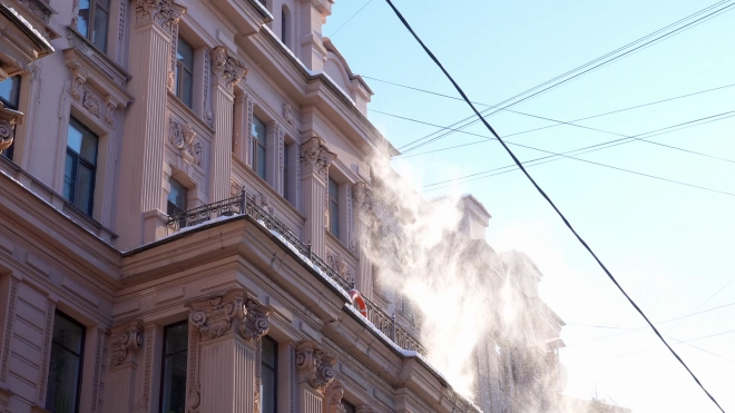 Жилищные службы готовятся бороться с сосульками в Петербурге из-за предстоящего потепления