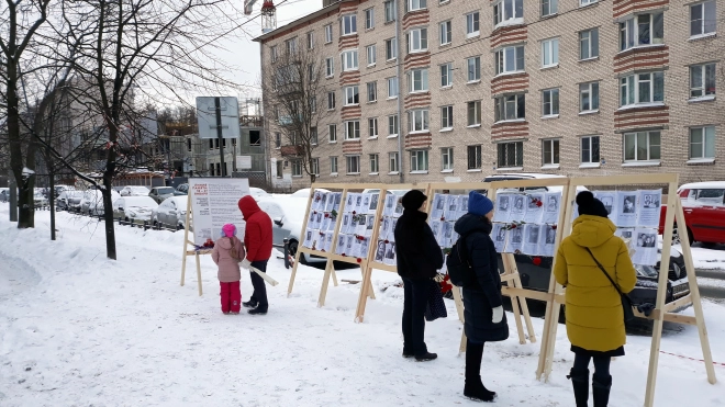 Имена 113 блокадников и участников войны объединил мемориал "Линия памяти" на Васильевском острове