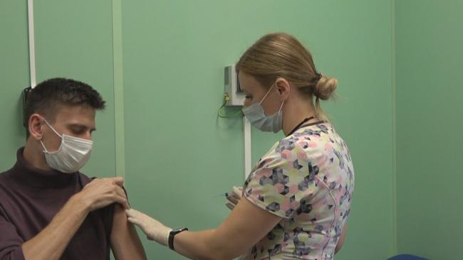 Дневное число прививок от COVID-19 в Петербурге достигло 10,8 тысяч