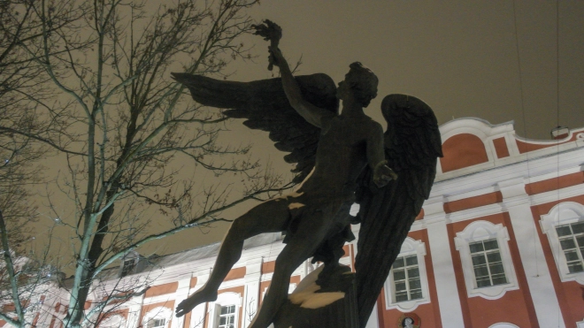 Расположенная около СПбГУ статуя универсанта может переместиться к "Максидому"