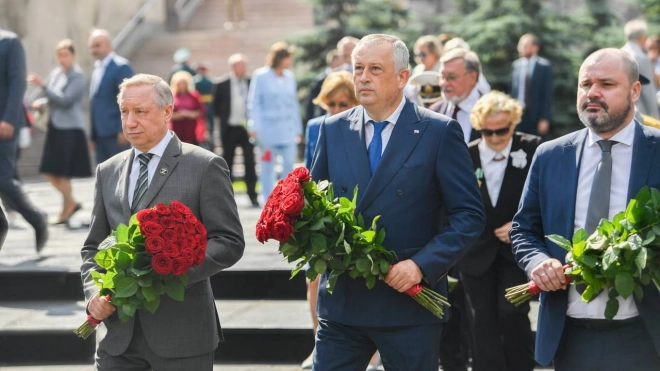 Губернаторы Ленобласти и Петербурга возложили цветы к Монументу героическим защитникам Ленинграда