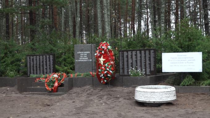 В Выборгском районе открыли новый мемориал