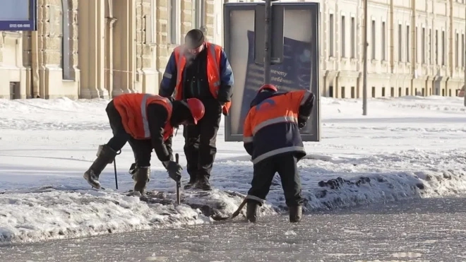 Смольный обязал ЖКС, УК и ТСЖ усилить работы по уборке крыш от снега и наледи 