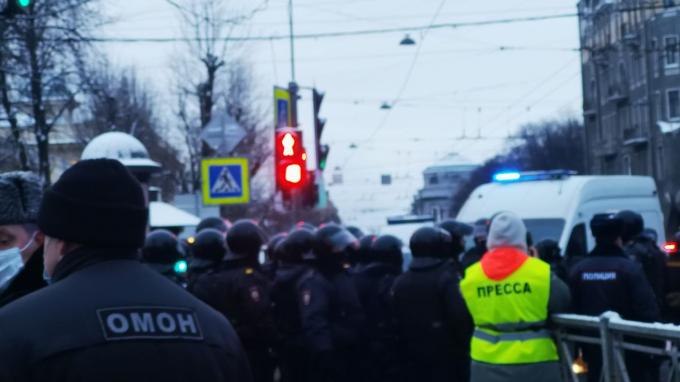 Под арест отправили мужчину, применившего удушающий прием на росгвардейце на митинге в Петербурге