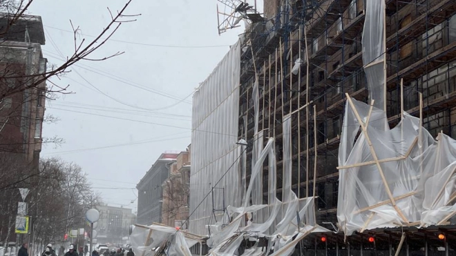 Ветер сорвал строительные леса с дома на Малом проспекте Петроградской стороны