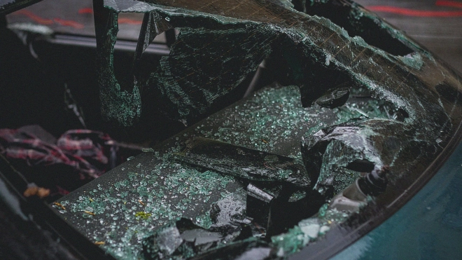 В Кронштадте сотрудники МЧС вскрыли машину, где застрял ребенок