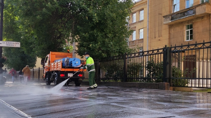 За неделю с улиц Петербурга вывезли 1800 тонн загрязнений 