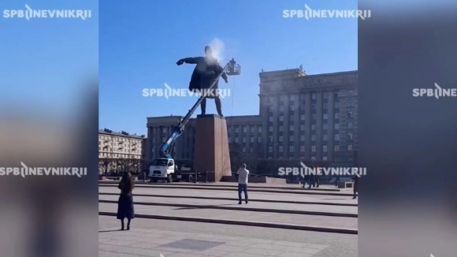 На Московской площади от зимней грязи отмыли памятник Ленину