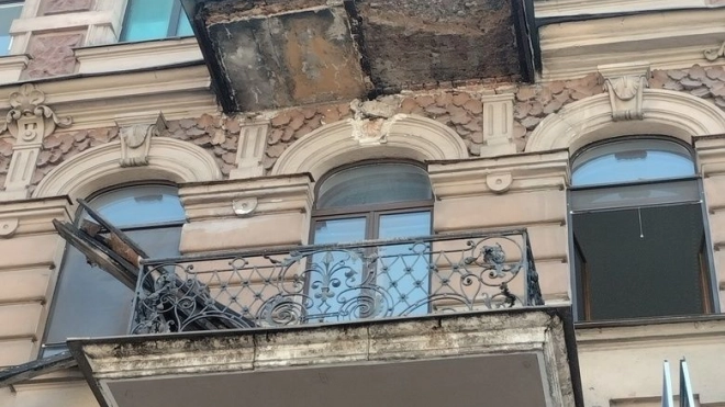Шторм обрушил балкон дома с "башней поэтов" на Таврической улице