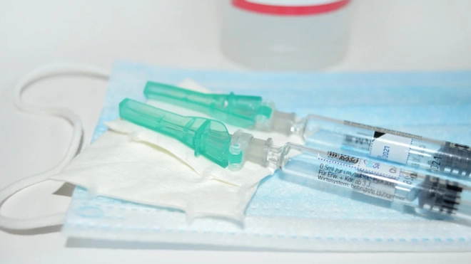 Частные клиники Петербурга будут делать бесплатную прививку против коронавируса