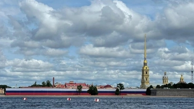 Российский триколор украсил Петропавловскую крепость в честь Дня ВМФ