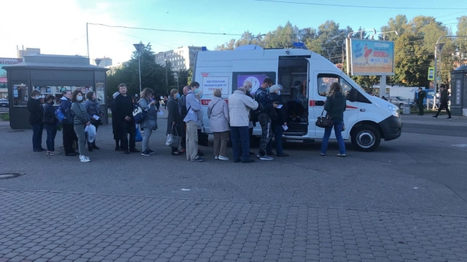 Прививку от гриппа сделали более 120 тыс. человек в Петербурге