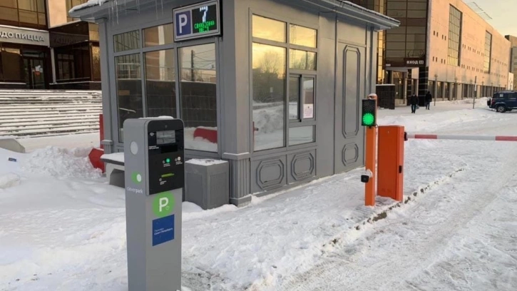 Платные парковки в Петербурге будут убирать от снега по индивидуальному регламенту 