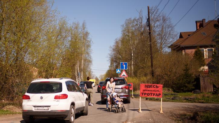 Жители Пушкинского района установили билборды в ответ на отсутствии тротуара на Садовой улице 
