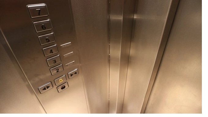 В Шушарах снова запустили лифт, рухнувший с жильцами