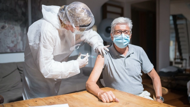 Почти 7 тысяч пожилых петербуржцев завершили цикл вакцинации от COVID-19 на дому