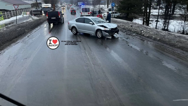 На въезде в Выборг произошло серьёзное ДТП с тремя автомобилями