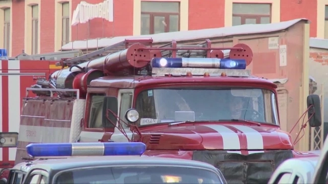 На Цитадельском шоссе 10 пожарных тушили бытовку