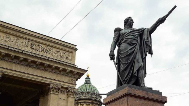 Специалисты помыли памятники Кутузову и Барклаю де Толли на Казанской площади