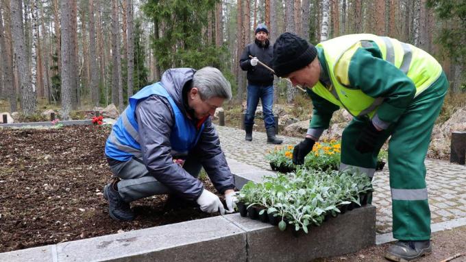 Участник убирать. Облагораживание города. Военное кладбище в г . Ельс захоронение 41. Могила Ильдара Кутлугужин. Субботник фото.