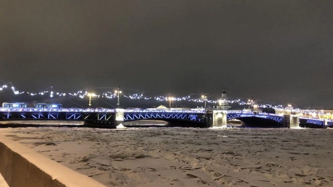 Дворцовый мост украсили подсветкой к Рождеству