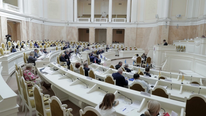 Депутаты Петербурга в третьем чтении одобрили законопроект, названный "прививкой от популизма"