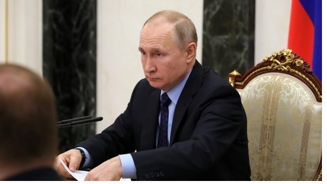 Путин поручил кабмину и ЦБ РФ внести изменения в законы для защиты социальных выплат