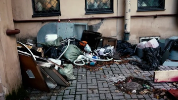 Двое мужчин разгрузили мусор на крыльце совета депутатов