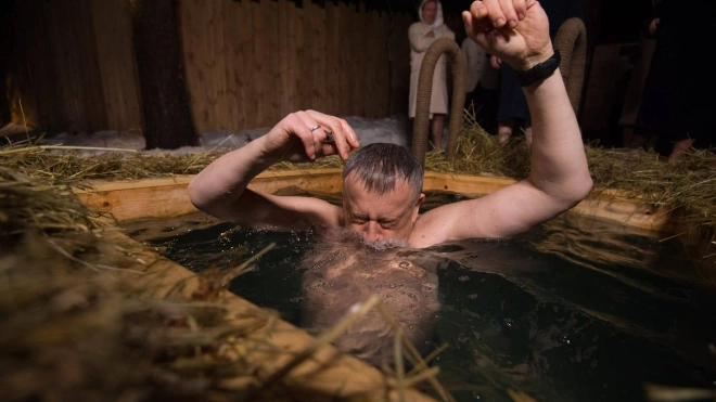 Александр Дрозденко принял участие в крещенских купаниях