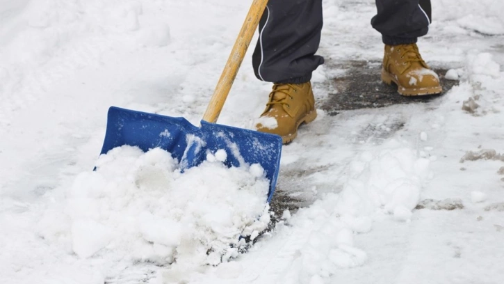 В Адмиралтейском районе к уборке дворов от снега и наледи привлекли сотрудников бюджетных учреждений