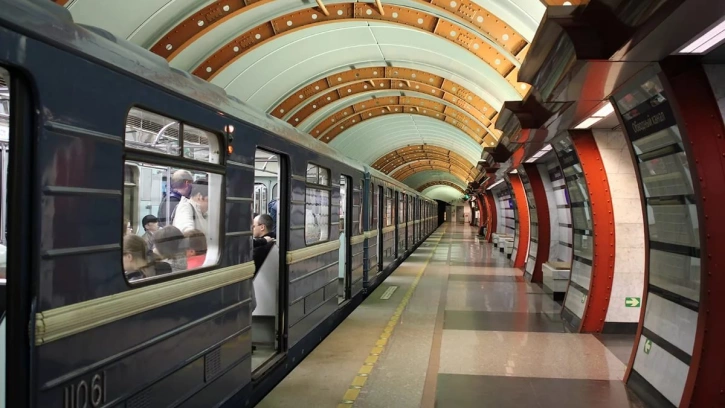 Неисправный состав застрял в метро между "Старой Деревней" и "Комендантским проспектом"