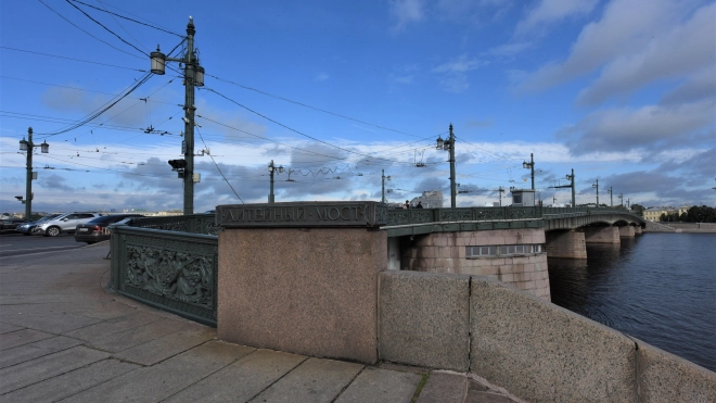 Мосты Петербурга моют по экологически безопасной технологии