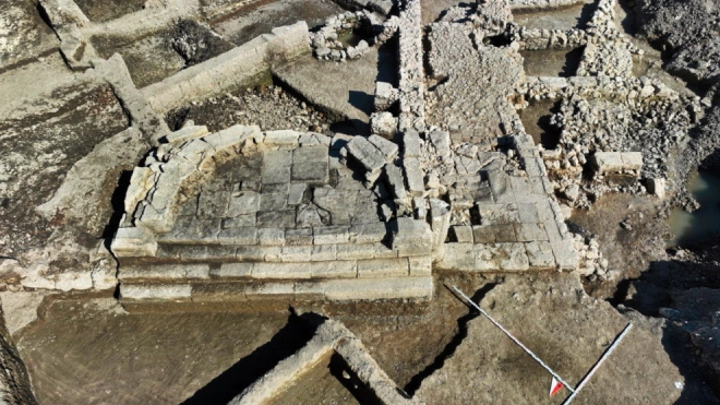Археологи из Петербурга нашли в Севастополе  каменную конструкцию античных времен