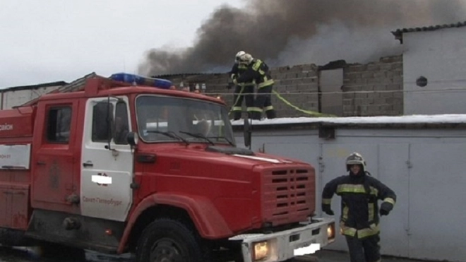Из горящего гаража на Дунайском эвакуировали двух человек