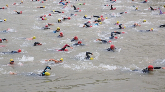 На Гребном канале начались соревнования по зимнему плаванию в рамках Кубка Большой Невы